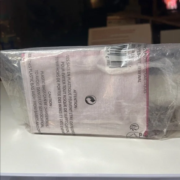 Yves Saint Laurent Hot Pink Patent Cosmetic Pouch - Picture 10 of 11